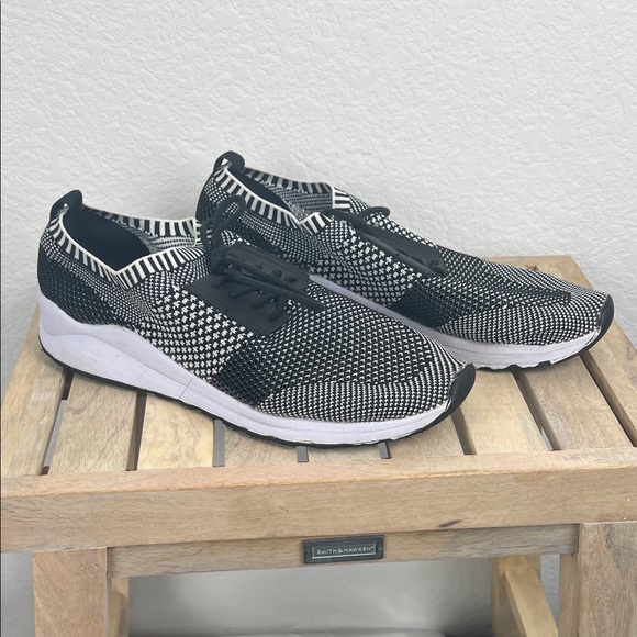 Steve Madden Women’s Monochrome Knit Sneakers Size 10 - Picture 3 of 6